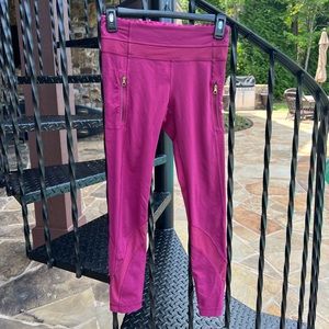 LULULEMON size 4 leggings with zipper pockets!